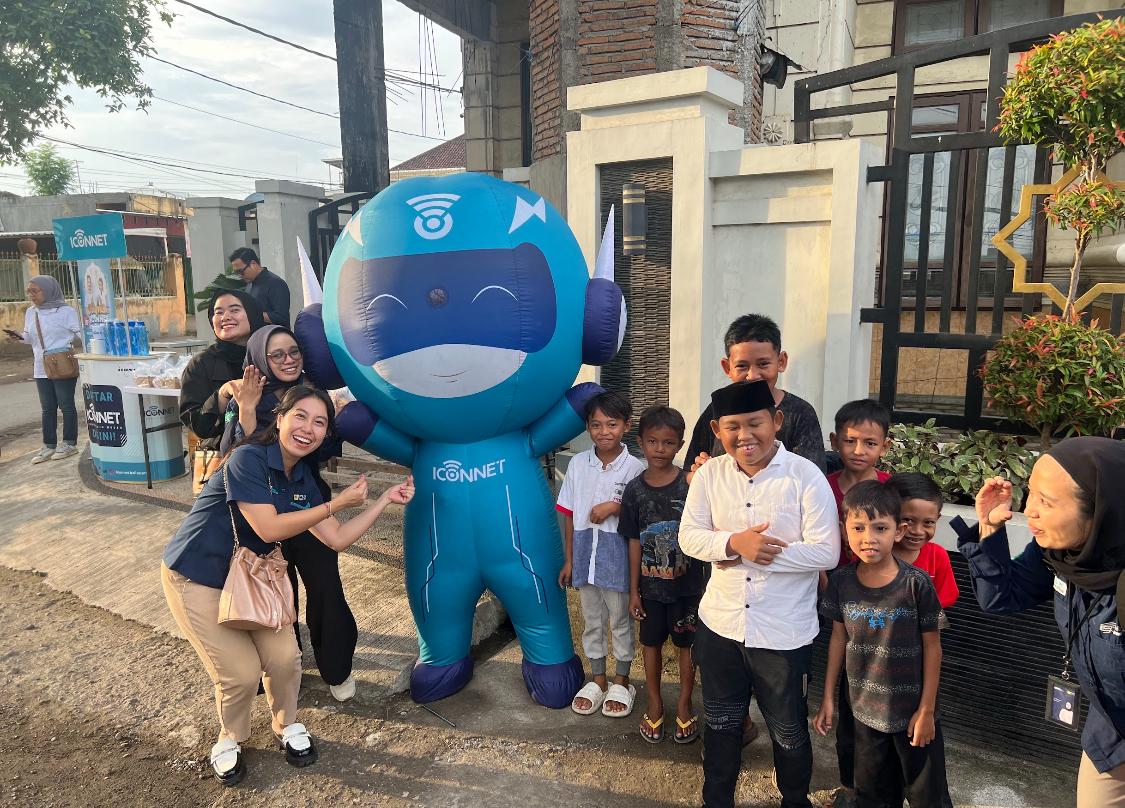 Hikmah ICONNET: Berbagi Kebahagiaan Lewat Bagi-Bagi Takjil di Banyumulek, NTB